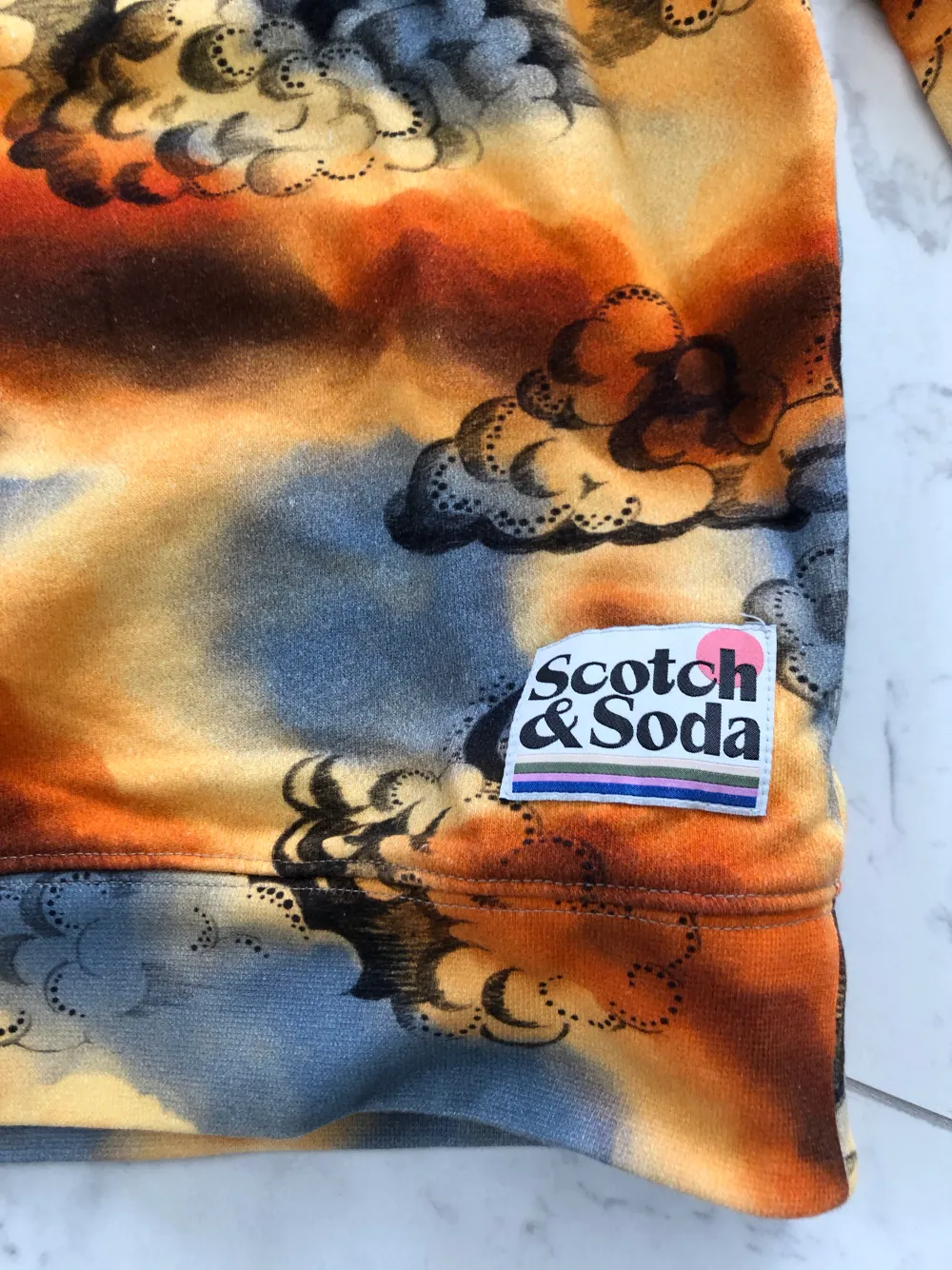 Tvättad men oanvänd hoodie från Scotch & Soda. . Hoodies.