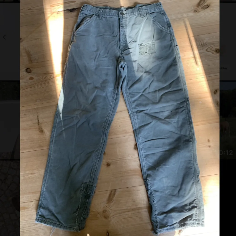 Säljer min pojkväns carhartt jeans. Storlek 36X34. Mått, Längd 108cm & Midja 44cm rakt över. Frakt tillkommer! . Jeans & Byxor.