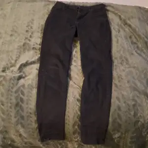 Svarta lee jeans🩷 säljer för att jag inte gillar skinny jeans längre🌸 köparen betalar för frakten🤍