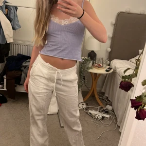 Sommarlinne - Säljer denna jättesöta sommartop då den inte kommer till användning💗💗 den är avklippt och va innan en klänning, skriv om du har ler frågor!💗