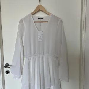 Vit klänning - Helt oanvänd klänning från na-kd. Orginalpris 399kr. Storlek XS men känns mer som en S