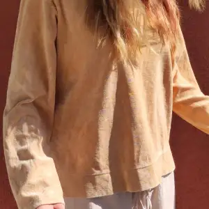Såå snygg och skön vintage Ralph Lauren tröja i sammet tyg! Den är verkligen så skön och perfekt i sommar då den inte är så varm☀️☺️ nästan aldrig använd så i väldigt bra skick 😁