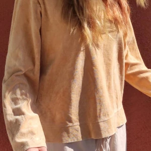 Vintage Ralph Lauren tröja i sammet. - Såå snygg och skön vintage Ralph Lauren tröja i sammet tyg! Den är verkligen så skön och perfekt i sommar då den inte är så varm☀️☺️ nästan aldrig använd så i väldigt bra skick 😁