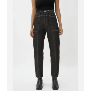 Weekday jeans cargo stil  - Högmidjade jeans från weekday strl 38, använda kanske 2 gånger, ser helt nya ut. första bilden från lyst.se. Mörkgrå, nytvättade, nyskick