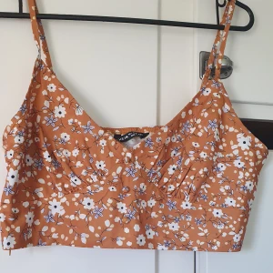 Set - Croppat linne med matchade kjol. Använt 1 gång, storlek L.