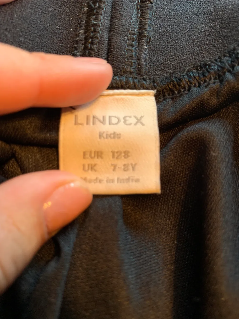 Säljer denna kjol från Lindex i strl 128 men passar på mig som har strl 152-164. Kjolar.
