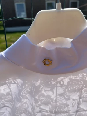 Svea equestrian  - Bild 1-4: vita tävlingsridbyxor safir, skara hästsport.  Stl. 38  Svea equestrian sparta tee, tävlingslopp med spettsrygg.  Stl. S/M.  Använd fåtal gånger. Fint skick! Nypris 600kr.  400+frakt:) 