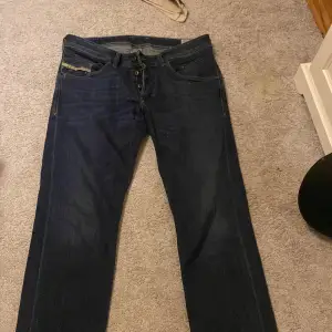 Säljer min mammas gamla vintage Diesel jeans low/mid waist  Midjan är 79cm  