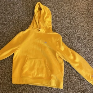 Hoodie - Gul hoodie från tiger of sweden, köpt på NK för tusen. 