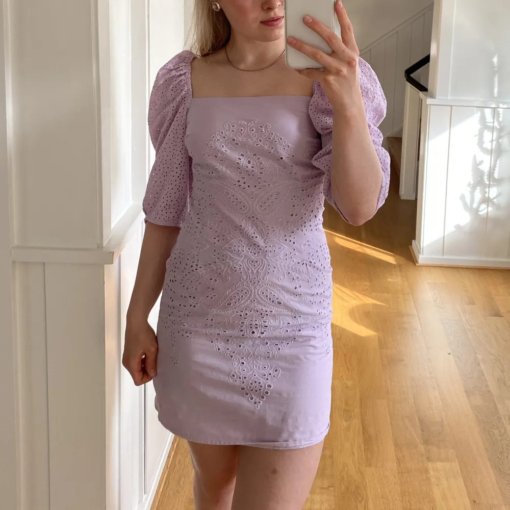 Söt lavendelfärgat klänning från HM. Säljer då den är för liten för mig💜. Klänningar.