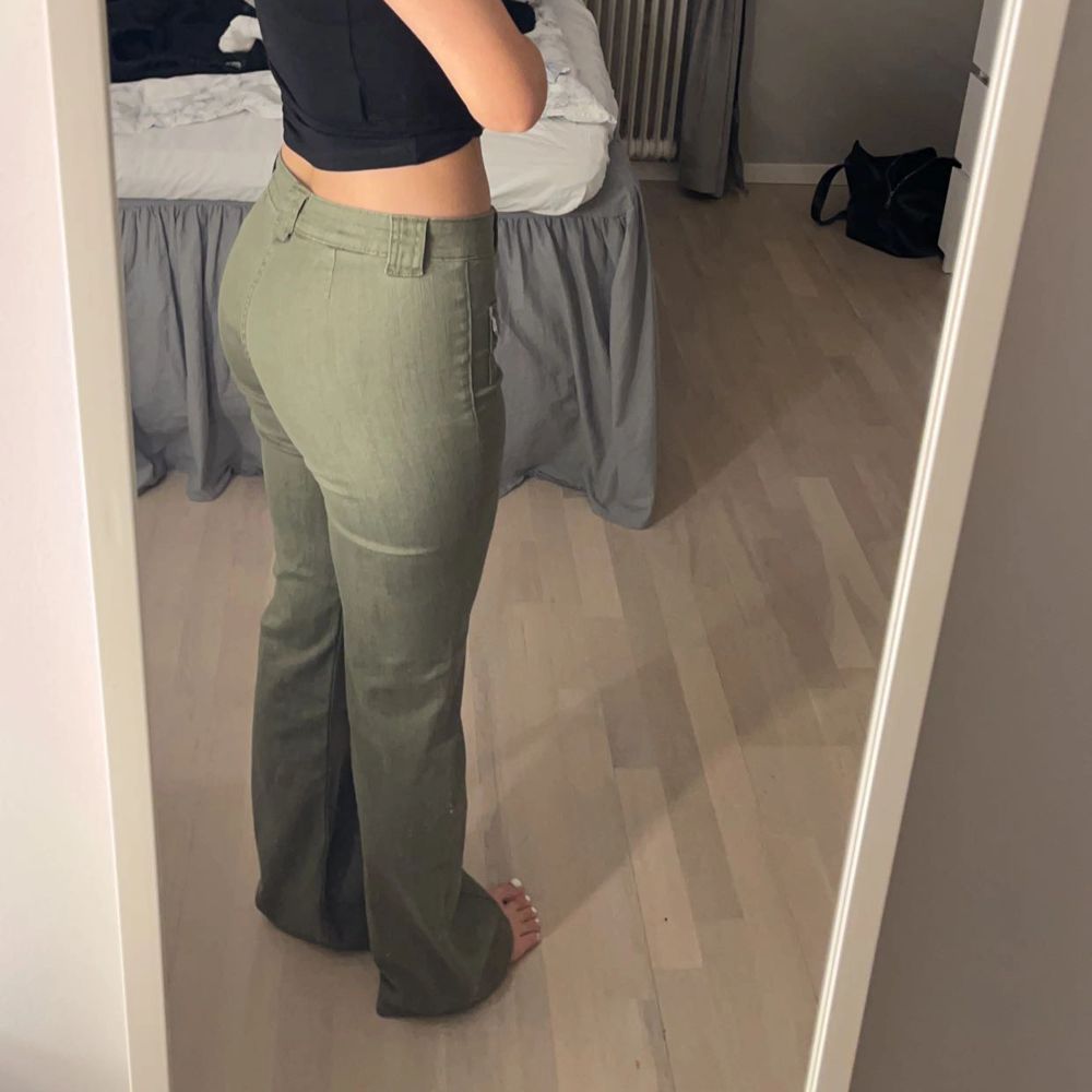 Populära jeans från H&M med prislapp kvar, jag är 165!. Jeans & Byxor.