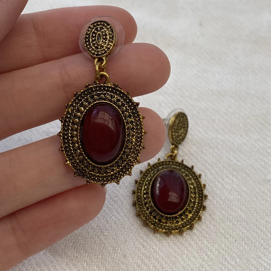 Fina örhängen med röda stenar💘 - 90