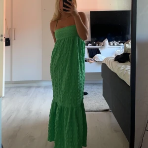 Klänning - Långklänning från Zara❤️ använd 1 gång så i toppenskick! Storlek M, passar även mig som normalt har S! Kan knytas och justera storlek