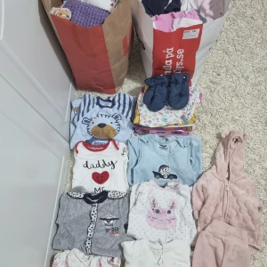 Stot påse - En stor påse med olika barn plagg skit snygga  pyjamasen, överdrag och massa andra klänningar
