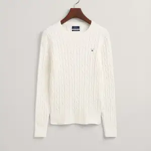 En fin vit stickad tröja från GANT. Den är hyfsat använd, men inget som märks på den. Priset kan självklart diskuteras! Hör av dig om du vill ha fler bilder eller om du har frågor! :)