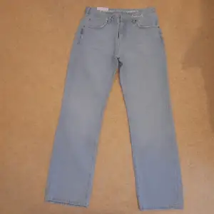 Säljer denna helt nya jeansbyxan från BikBok med lappen fortfarande på. Byxan är i storlek 29/30 vilket passa ungefär en M. Byxan är köpt för 599kr men säljer endast för 249 kr.