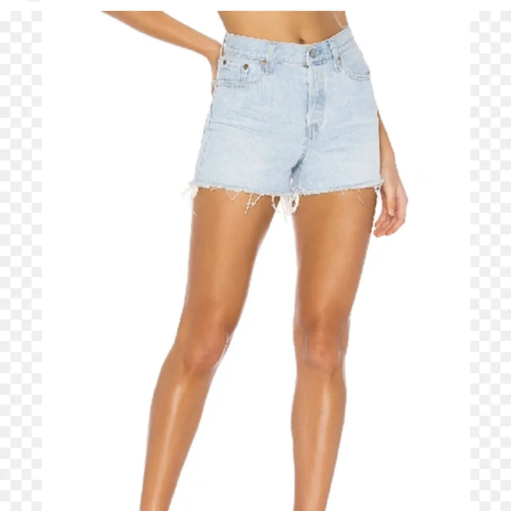 Säljer dessa super snygga shortsen från Levis. Wedgie i stl 27. Köpta på Urban outfitters. Knappt använda!!. Shorts.