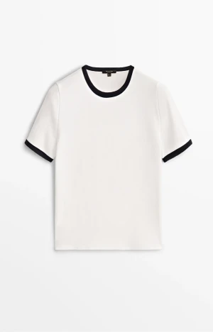 Massimo Dutti 🤍 T-shirt - Crew neck. Short sleeves. Helt oanvänd med prislapp kvar. Så snygg och stilren t-shirt. Passar till allt. Säljer pga för stor för mig. Nypris: 349kr. Storlek L men upplevs ändå liten i storlek. 💌