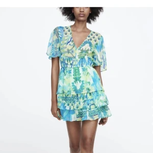 Zara klänning - Jätte fin klänning som aldrig är använd prislapp är kvar! Säljer då den är för kort för mig!💘 Det är den blåa kläningen, på första bilden ser man hur den sitter på! 300+frakt🩵använd inte köp nu!!