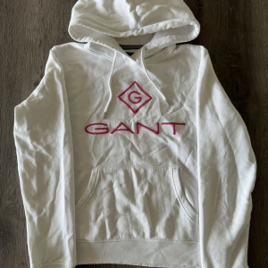 Gant Hoodie - Längd 54cm, bredd 50cm, skick 9/10