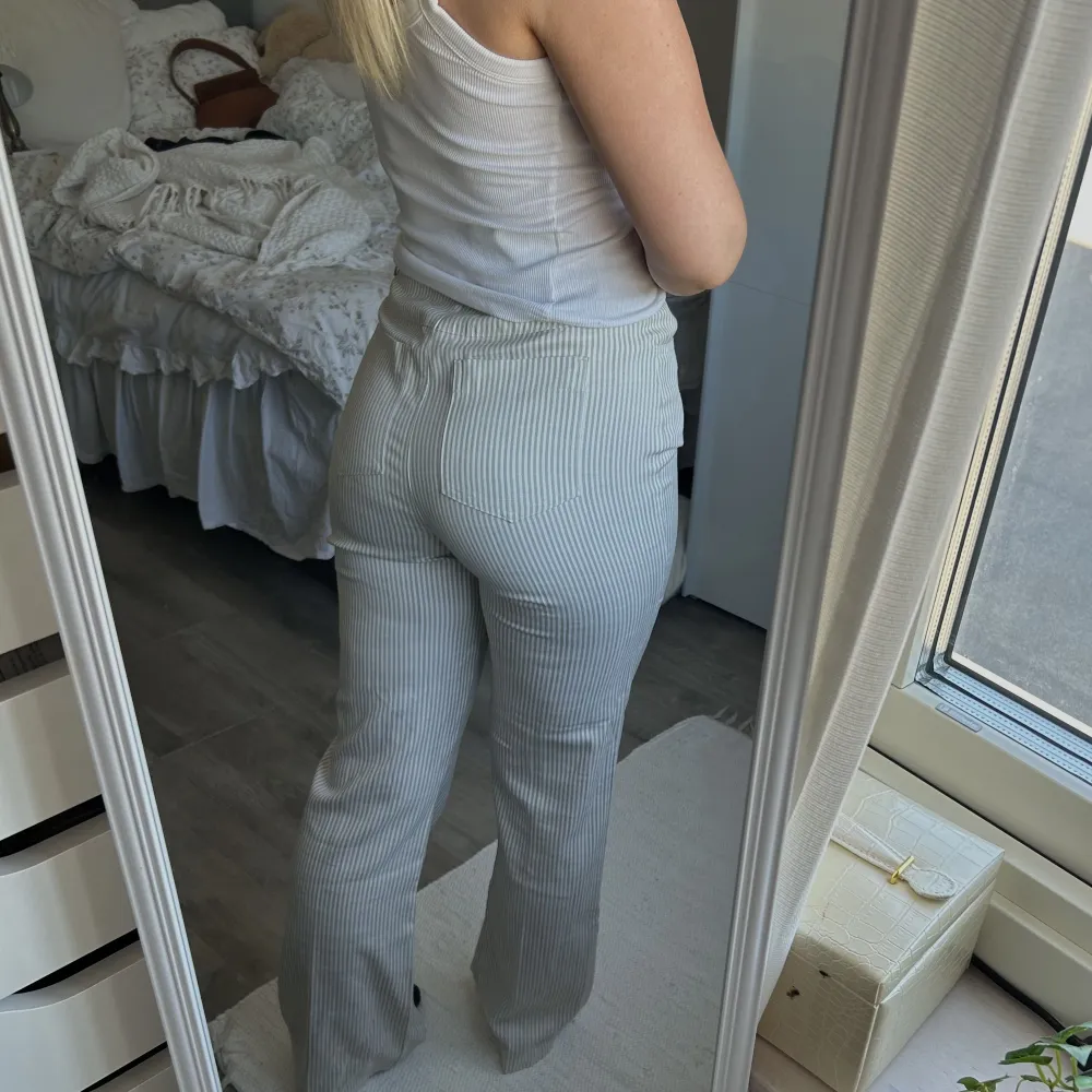 supersköna och tunna byxor från asos🌸 perfekta till sommaren och materialet liknar linne, använda en gång. Jeans & Byxor.