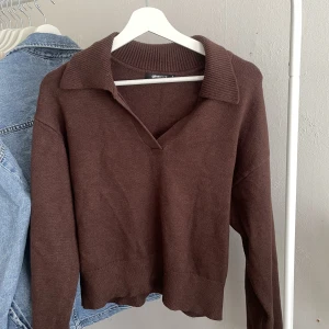 Tröja ginatricot - En brun stickad tröja med krage, köpt på gina tricot för något år sedan. Använd ett fåtal gånger.