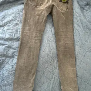 Säljer ett par grå/tvättade svarta Stone island jeans som är rätt så använda. Stone island jeans säljs knappt längre så de är nästan lite sällsynta. Storleken passar längd på 180-190 skulle jag säga. Pris kan diskuteras vid snabb affär.
