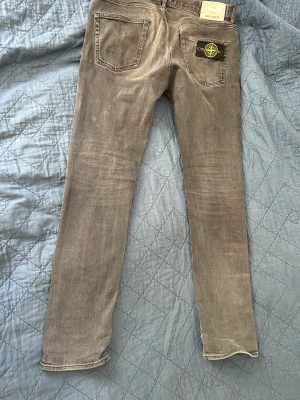 Stone island jeans - Säljer ett par grå/tvättade svarta Stone island jeans som är rätt så använda. Stone island jeans säljs knappt längre så de är nästan lite sällsynta. Storleken passar längd på 180-190 skulle jag säga. Pris kan diskuteras vid snabb affär.