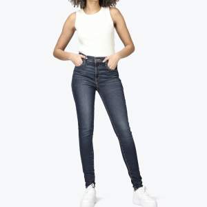 Levi’s 720 high-rise super skinny jeans i storlek 24x30. Helt oanvända med alla lappar kvar, nypris 1300kr💕