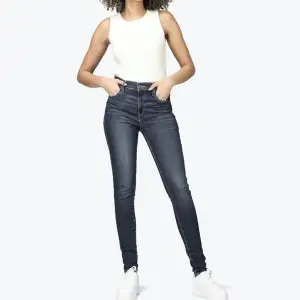 Levi’s 720 high-rise super skinny jeans i storlek 24x30. Helt oanvända med alla lappar kvar, nypris 1300kr💕