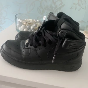 Black Nike air force 1 - Använt skick men inget som är sönder💕 Priset går att diskutera☺️
