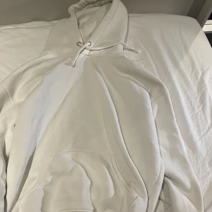 Bikbok vit hoodie  - Säljer en vit bikbok hoodie, i jätte bra skick 