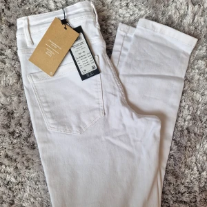 Skinny jeans Vero Moda - Jättesköna jeans som är stretchiga och mjuka. Prilapp kvar! VM Sophia, storlek xs och benlängd 30. Jag har 2 par oanvända av dessa!🤍 Hög midja. 3 FÖR TVÅ PÅ ALLT och fri frakt vid köp av minst 250 kr, kontakta mig då!🦋