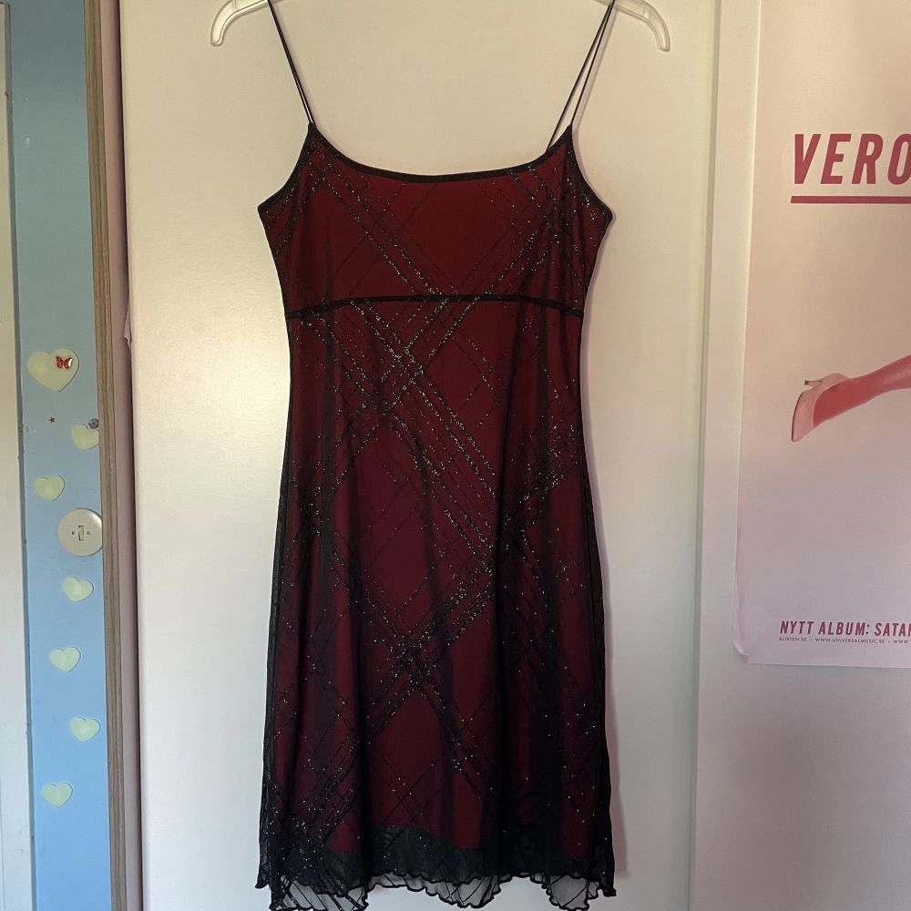 en glittrig 90s klänning med spagetti straps. inte speciellt stretchig så passar s. Klänningar.