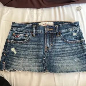 En mini kjol i jeans från märket hollister. Jag tror att den är storlek 38. Men jag vet inte riktigt vart det står storlek. Den är i bra skick❤️