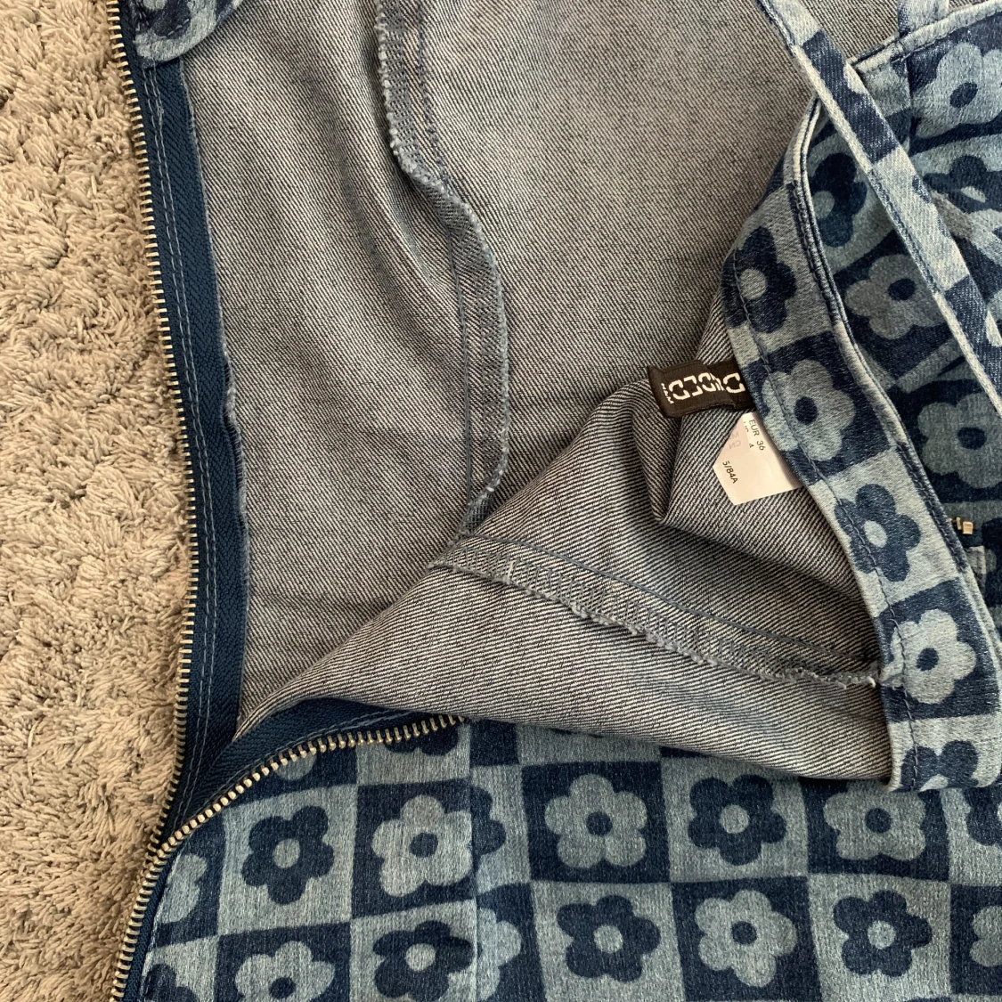 Tight jeansklänning med blommor  - 91