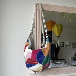 Axelremsväska i läder - Färgglad Axelremsväska / crossbody bag i läder!