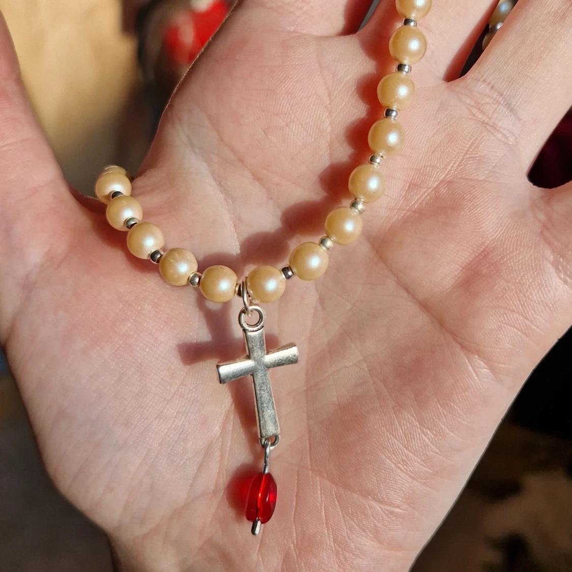 Pärlhalsband med kors och blod 🌹🔪 - 90