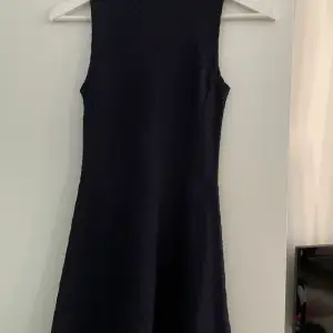 Marinblå klänning ifrån hm💓 storlek 32