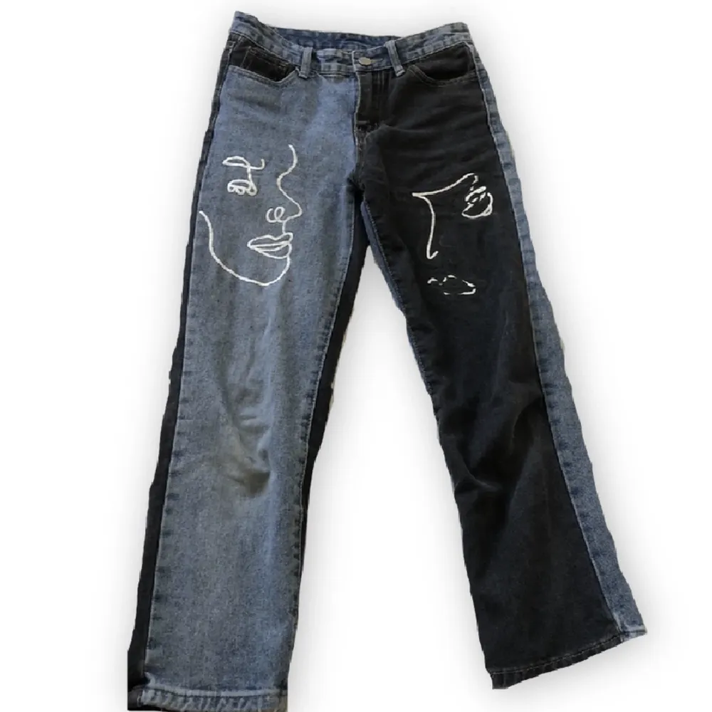 Ett par low waist jeans med både svart och blått jeans tyg. Använda, en lite trög dragkedja men annars inte särskilt sliten. . Jeans & Byxor.