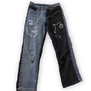 Ett par low waist jeans med både svart och blått jeans tyg. Använda, en lite trög dragkedja men annars inte särskilt sliten. 