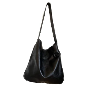 Medelstor väska  - Medelstor väska som rymmer hyfsat mycket. Fake läder.