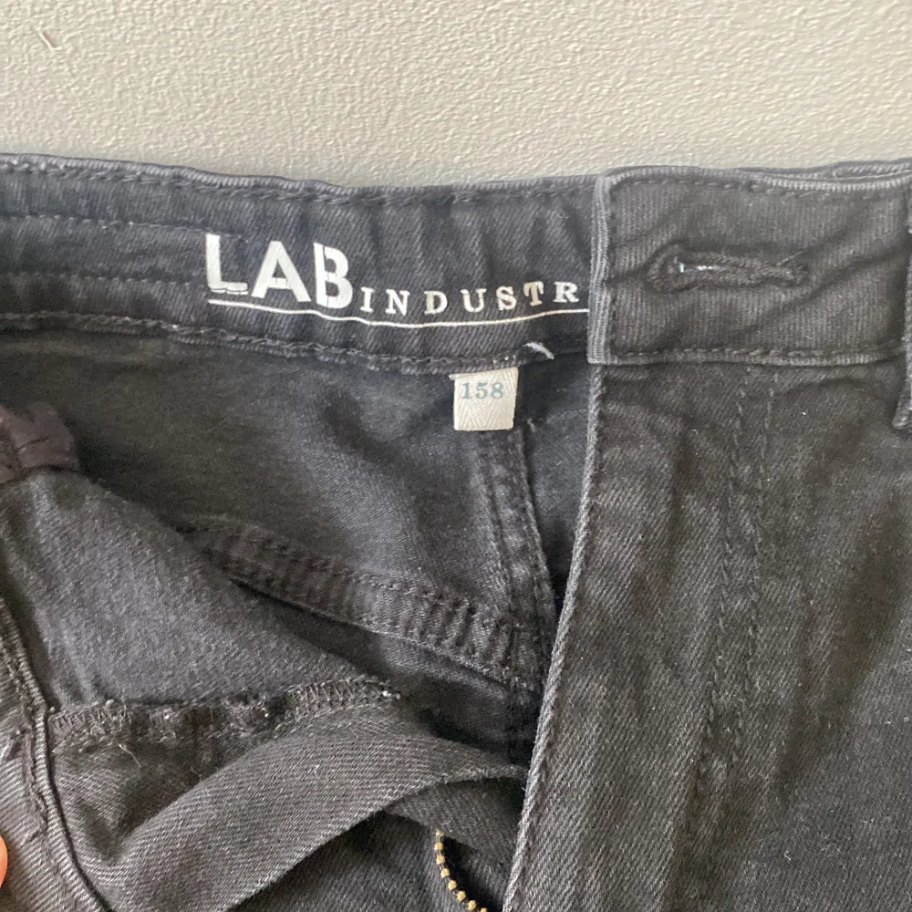jätte fina jeans från kappahl som är i modellen mom jeans och, säljer pågrund av att de är för små nu, skriv för närmare titt på jeansen . Jeans & Byxor.