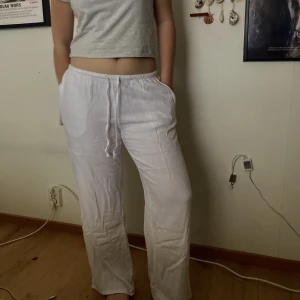 lågmidjade linnebyxor - Lågmidjade linnebyxor som är slutsålda på H&M. Superfina till sommaren! Strl M men skulle även passa S!