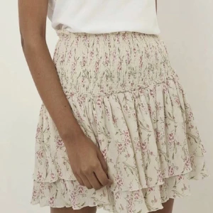 Volangkjol blommor NA-KD - säljer denna jätte söta kjol åt min syster, den var förstor för henne som är 157 🤍 fint skick då den aldrig använts. pris kan diskuteras! skriv om du har några frågor🫶🏼