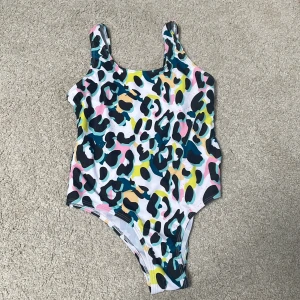 Baddräkt  - Jätte fin oanvänd baddräkt. Regnbågsfärgad leopard mönster 🏳️‍🌈🐆Köpt från shein. 