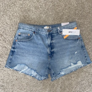 Low waist jeansshorts  - Säljer mina low waist jeans shorts då dom är förstora för mig  Storleken är 164 men passar som xs-s  Aldrig använda 