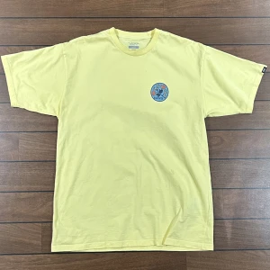 Vans tshirt - Snygg Vans tshirt i storlek L! Bara att skriva om du undrar över något🙏