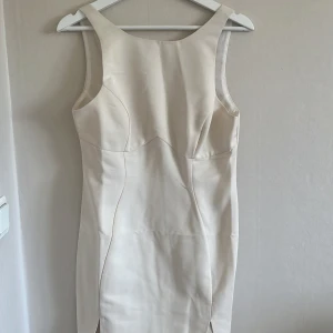 Asos klänning - Beige asos klänning💗storlek 40 och passar Xs S och beroende på hur man vill att den ska sitta💗aldrig använd