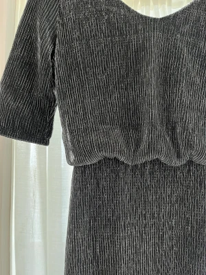 Glittrig längklänning från VILA - Glittrig långklänning från VILA. Låg rygg och slit på vänster ben 🌷